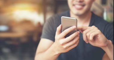 ترامب يهدد بفرض رسوم بنسبة 25% على جميع الهواتف غير المصنعة فى الولايات المتحدة