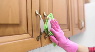 وداعًا لدهون الخشب! تخلص منها بلمعة مثالية لمطبخك