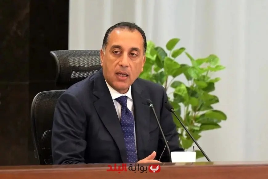 “رئيس الوزراء يتفقد مستودعات لضمان توافر البضائع الاستراتيجية!”  
رئيس الوزراء, المستودعات, البضائع الاستراتيجية