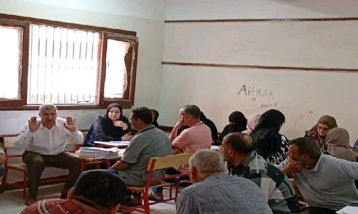 مدير التعليم بالشرقية يتفقد لجان تصحيح أوراق إجابة الشهادة الإعدادية