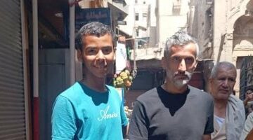 ريبيرو مدرب الأهلي يتجول فى شارع المعز ويلتقط صورا مع الجماهير.. فيديو