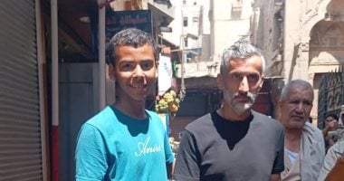 ريبيرو مدرب الأهلي يتجول فى شارع المعز ويلتقط صورا مع الجماهير.. فيديو