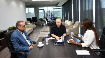 هاني أبو ريدة يلتقي مدير الاتحادات الأعضاء بالكاف