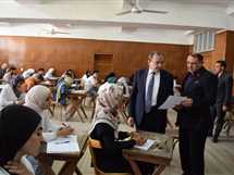 رئيس جامعة بني سويف يتفقد لجان «حقوق بني سويف»: حظر المحمول داخل الامتحانات