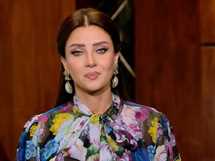 «أسرار البيوت على الهوا».. رضوى الشربيني تثير الجدل مع عودة برنامجها «هي وبس»