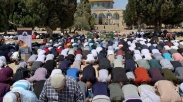 45 ألفا يؤدون صلاة الجمعة في المسجد الأقصى