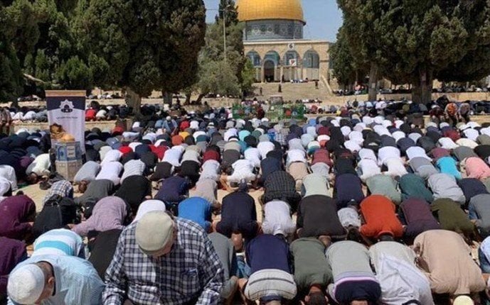45 ألفا يؤدون صلاة الجمعة في المسجد الأقصى