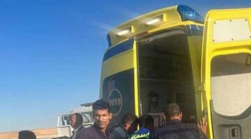إصابة 6 أشخاص إثر انقلاب ميكروباص بالطريق الأوسطى