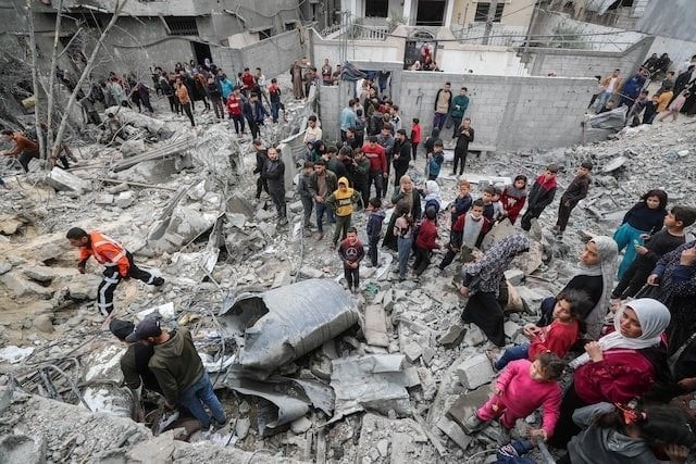 استشهاد 4 فلسطينيين بينهم 3 من منتظري المساعدات في رفح