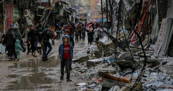 استشهاد طفلة فلسطينية ومواطن جراء قصف الاحتلال مخيم النصيرات