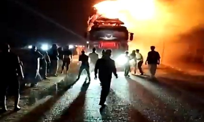 السيطرة على حريق بسيارة نقل بطامية في الفيوم دون إصابات
