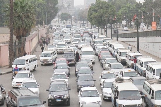 النشرة المرورية.. تباطؤ حركة السير بعدد من محاور وميادين القاهرة والجيزة
