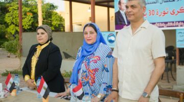 بالصور.. عبير عصام تكرم أوائل الشهادتين الابتدائية والإعدادية بالجيزة ف