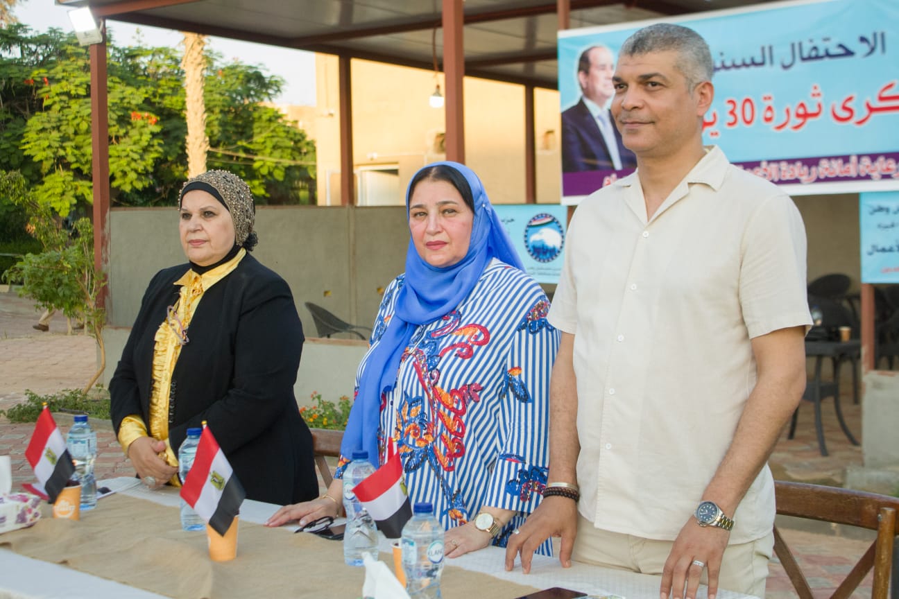 بالصور.. عبير عصام تكرم أوائل الشهادتين الابتدائية والإعدادية بالجيزة ف