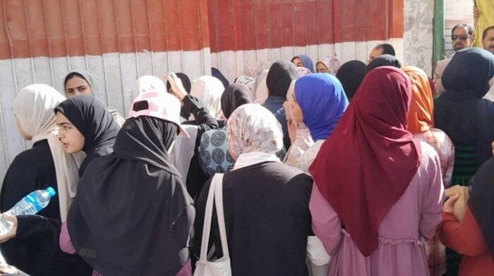 بدء توافد الطلاب على اللجان الامتحانية لأداء امتحان اللغة الأجنبية الأولى