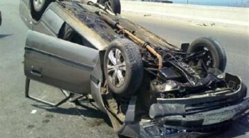 بسبب السرعة الجنونية.. انقلاب سيارة أعلى محور التجارة بأكتوبر