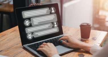 تعرف على “التكلفة الكربونية” للدردشة مع تطبيقات الذكاء الاصطناعي وتأثيرها على البيئة