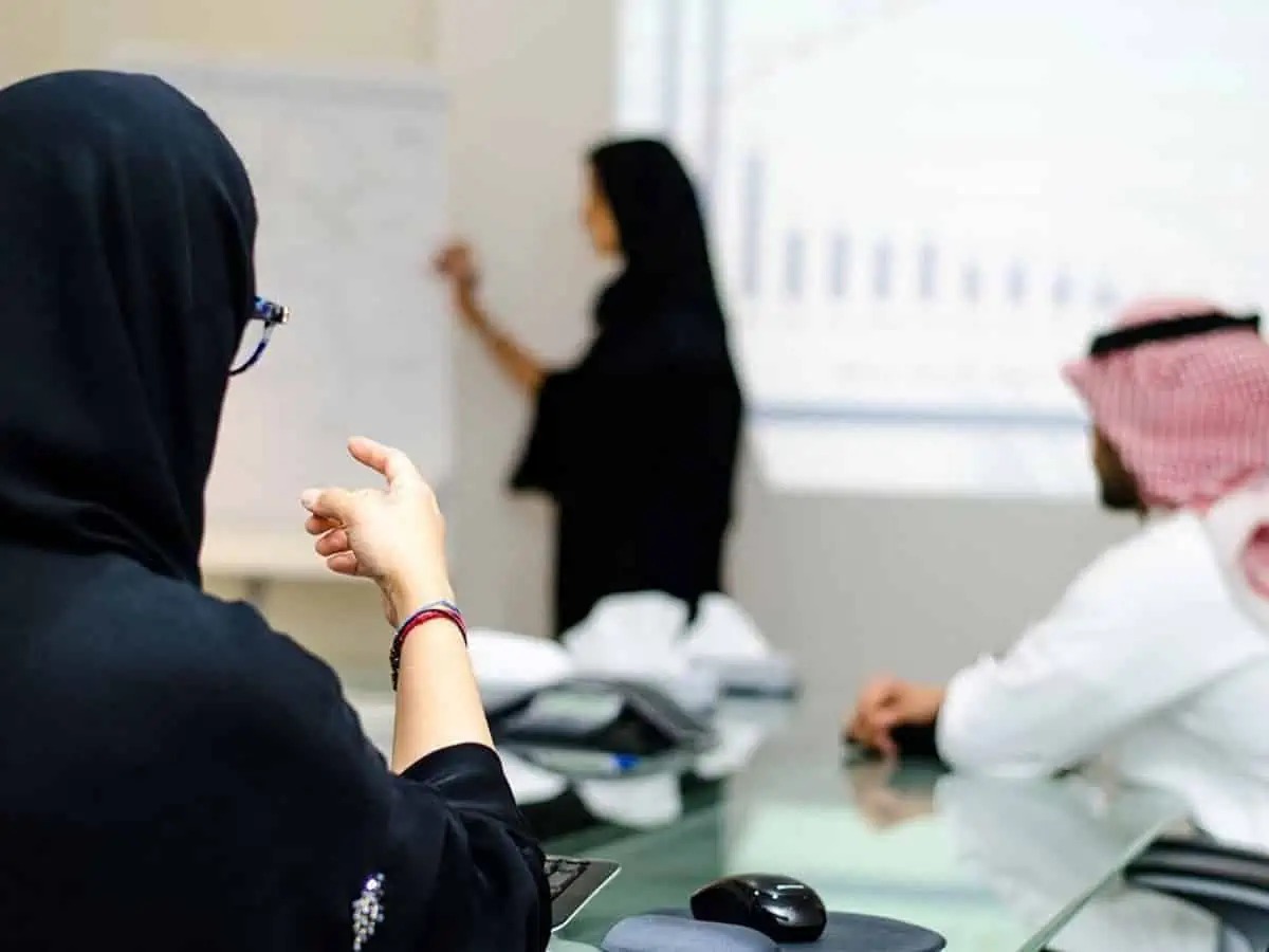 توظيف النساء يخفض بطالة السعوديين بالربع الأول لأدنى مستوى في تاريخها