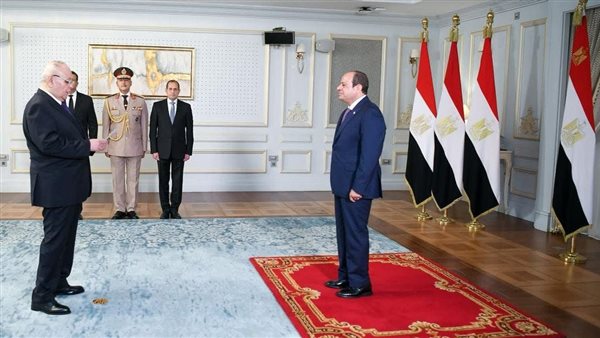 رئيس مجلس الدولة يؤدي اليمين الدستورية أمام الرئيس السيسي