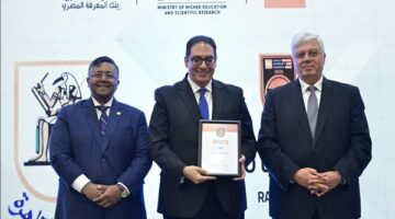 عبدالصادق يتسلم شهادة حصول جامعة القاهرة على المركز الأول في مصر بتصنيف QS