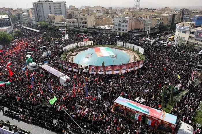 عسكريون وعلماء.. إيران تشيع جثامين 60 شخصاً اغتالتهم إسرائيل