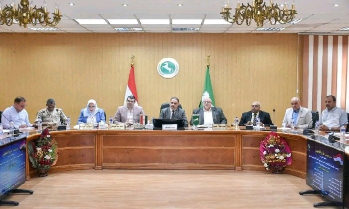 فرص عمل وعلاج بالمجان.. محافظ الشرقية يستجيب لطلبات المواطنين:«حل مشاكلكم على رأس أولوياتنا»
