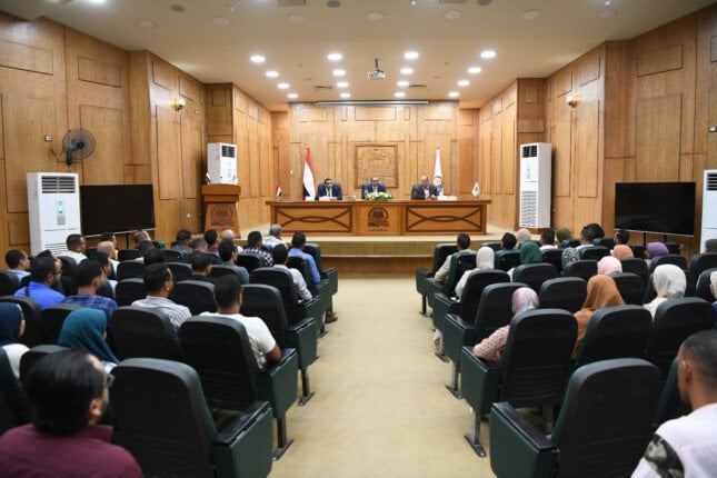 في لقائه مع المستثمرين.. محافظ قنا يؤكد التيسيرات مستمرة والدعم كامل لتحفيز الاستثمار