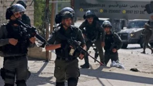 قوات الاحتلال الاسرائيلي تعتقل 12 فلسطينيا من محافظة نابلس بينهم صحفي