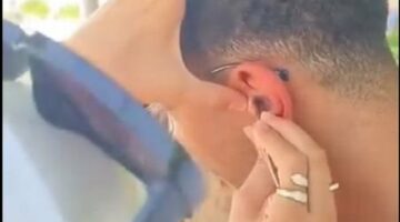 لحظة نزع سماعة غش من أذن طالب بـ "ملقاط".. وزملائه: جت سليمة