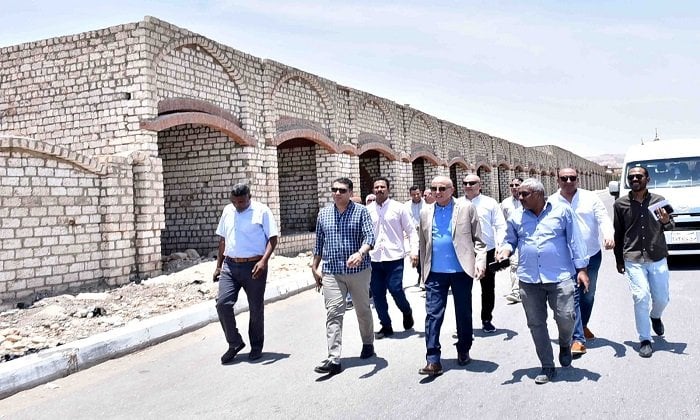 محافظ الأقصر يتفقد المشروعات التنموية والخدمية بمركز القرنة