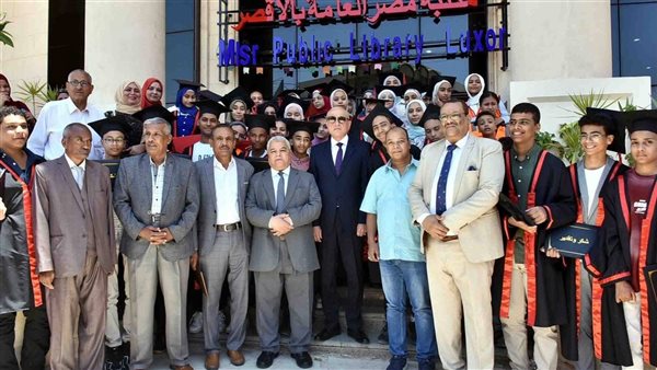 محافظ الأقصر يكرم أوائل الشهادة الإعدادية وقيادات التعليم المتميزين