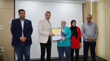 محافظ السويس يكرم أوائل الشهادة الإعدادية العامة والأزهرية تقديرًا لتفوقهم