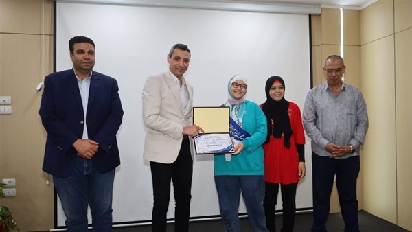 محافظ السويس يكرم أوائل الشهادة الإعدادية العامة والأزهرية تقديرًا لتفوقهم