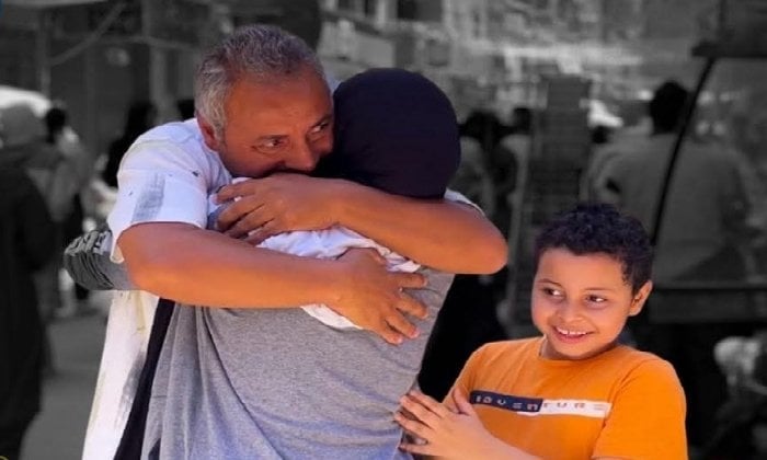 مشهد إنساني مؤثر.. طالبة تنهار في حضن والدها أمام أحدي اللجان بعد انتهاء الامتحان في الإسكندرية