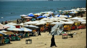 هربًا من الحر.. .شواطئ بورسعيد تستقبل آلاف الزوار خلال عطلة نهاية الأسبوع