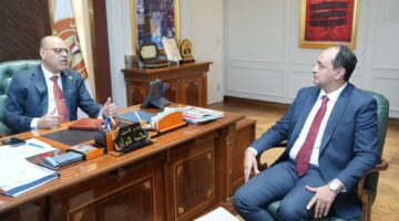 وزارة العمل وصندوق مكافحة الإدمان ينظمان ندوات توعوية في المصانع والشركات والكشف على العاملين