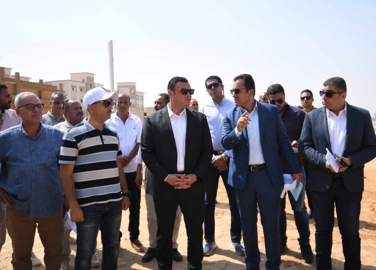 وزير الإسكان يتفقد مشروعات الطرق و”كمبوند ديارنا” بمدينة العاشر من رمضان