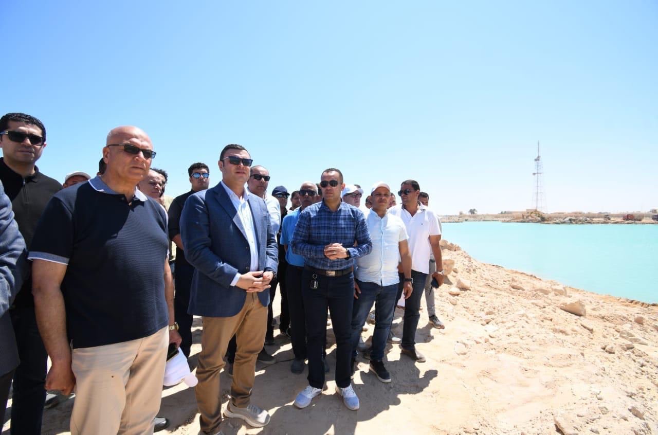 وزير الإسكان يتفقد مشروعات بحيرات “نيو مارينا” وتطوير الطرق والمداخل بـ”مارينا الساحل الشمالي”