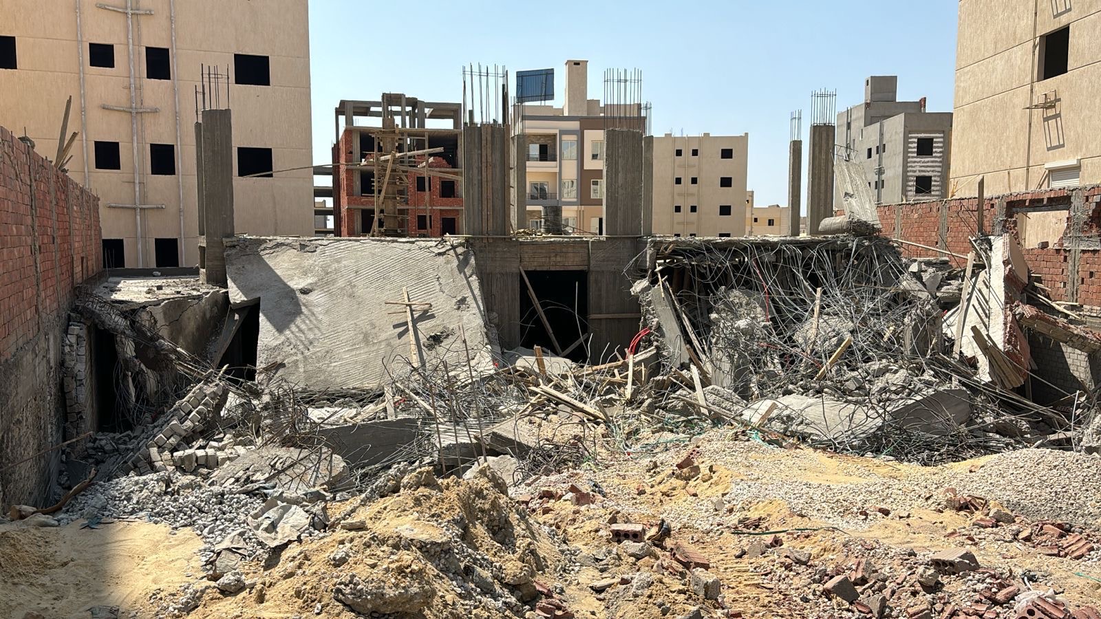 وزير الإسكان يصدر قرارات إزالة لتعديات ومخالفات بناء بالسادات والساحل الشمالي