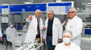 وزير قطاع الأعمال يشهد التشغيل التجريبي لمصنع فلاتر غسيل الكلى المتوقف منذ 10 سنوات