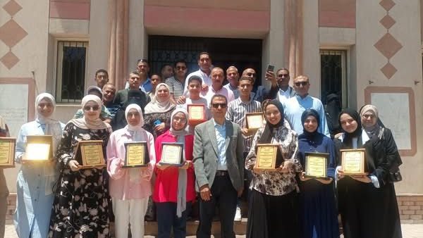 وكيل تعليم كفرالشيخ يكرم أوائل الشهادة الإعدادية: فخورون بتفوق أبنائنا