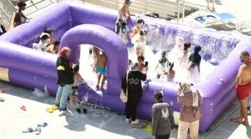 مركز الجزيرة “2” ينظم مهرجانا للألعاب المائية وينضم لمبادرة تمكين الشباب.. صور