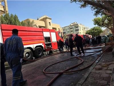 النيران تلتهم شقة سكنية في المنيل.. و4 سيارات إطفاء تحاصر الحريق