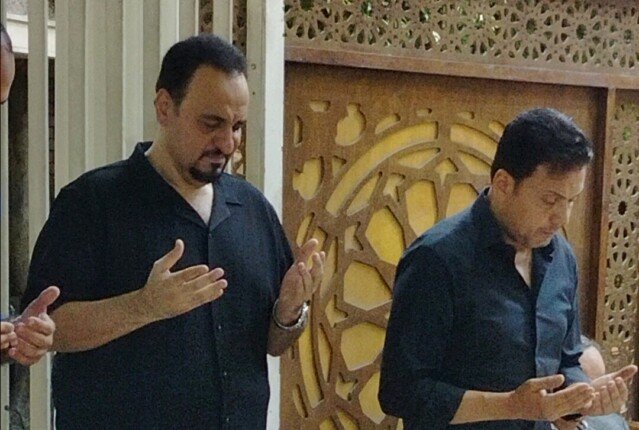 بحضور نجوم الفن.. هشام إسماعيل يستقبل عزاء والدته (صور)