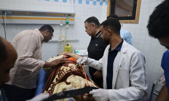 محافظ البحر الأحمر ينتقل لموقع حادث حفار جبل الزيت ويزور المصابين للاطمئنان عليهم
