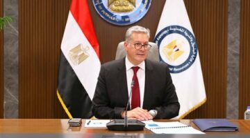 وزير البترول يتوجه لموقع حادث انقلاب البارج البحري Adam Marine 12 بخليج السويس