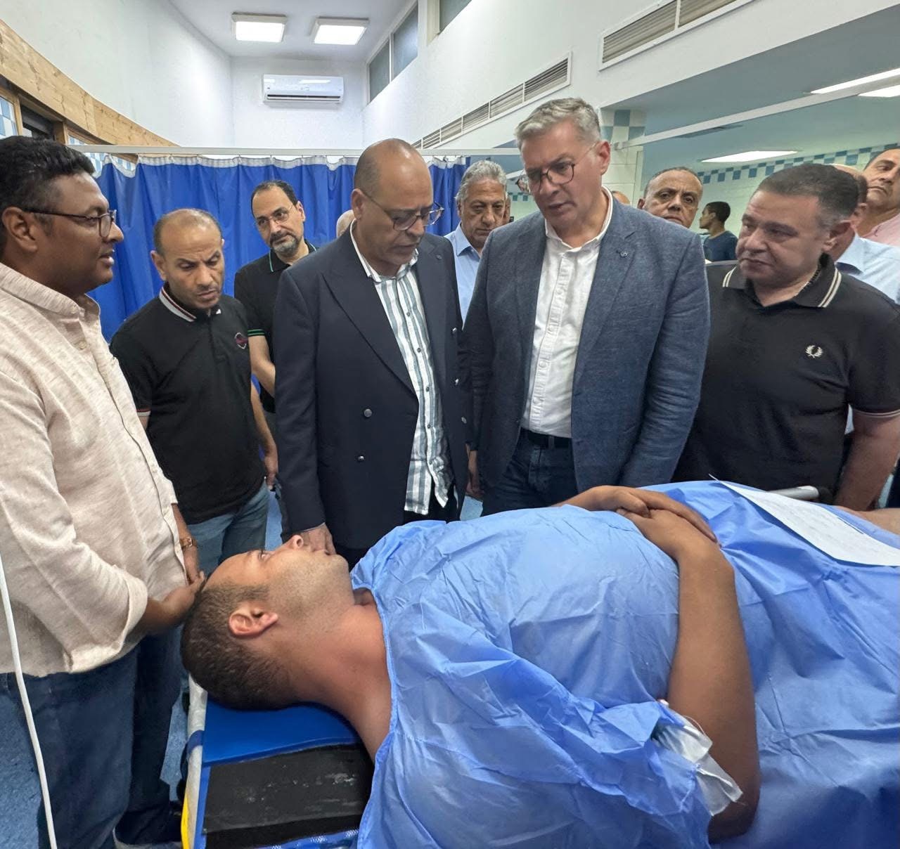 وزير البترول يزور مصابي حادث البارجة في مستشفى الجونة 